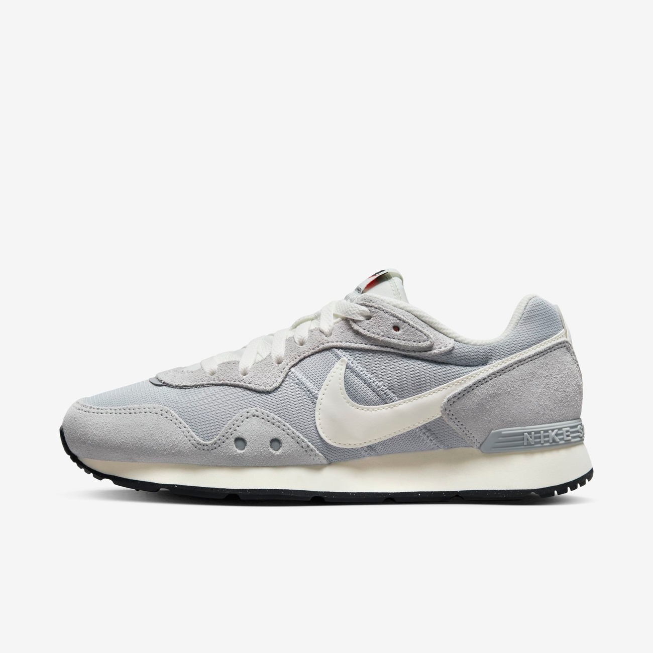 Tênis Nike Venture Runner Feminino - 1